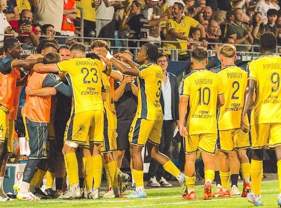 DÉPART CANON - Le Pau FC a dominé Reims et reste en tête de la Ligue 2